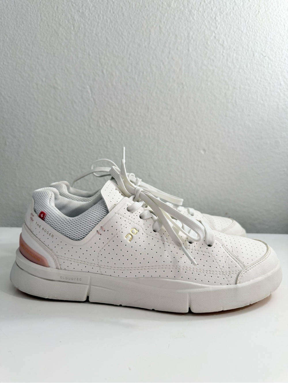 On the Roger centre court women size 7.5 white  Sneakers with Pink and Gold - Picture 2 of 8